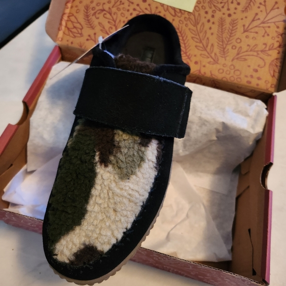 Muk Luk Moccasin Camo Sherpa Suede - Picture 2 of 3